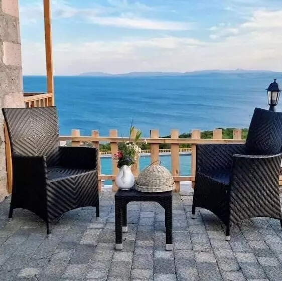 Assos Karadut Taş Otel
