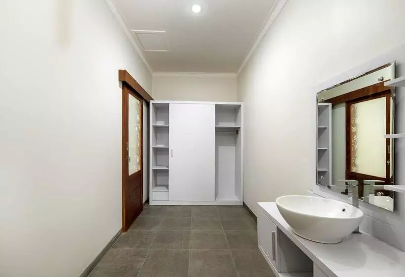 ホテル Jineswari Kuta By Kamara