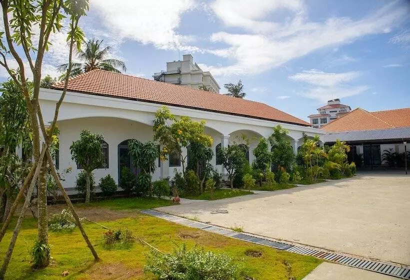 هتل Lily Bungalow