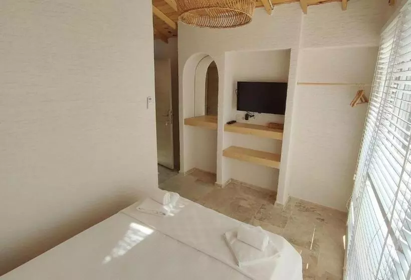 ホテル The Roof Ada