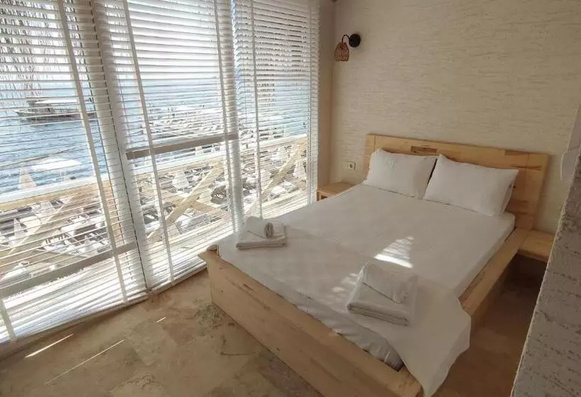 ホテル The Roof Ada