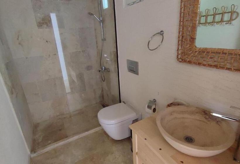 ホテル The Roof Ada