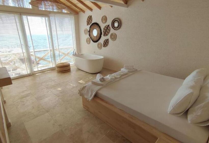 ホテル The Roof Ada