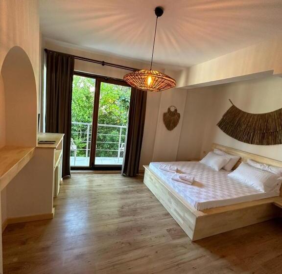 ホテル The Roof Ada