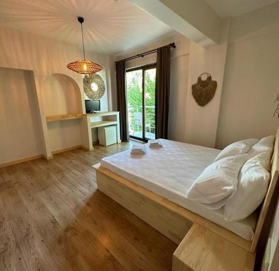 ホテル The Roof Ada