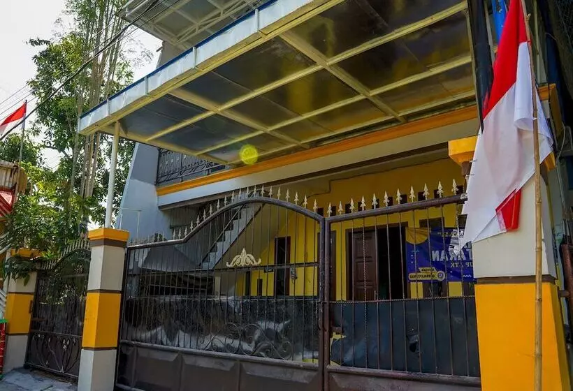 هتل Nurul Hikmah Homestay Syariah & Sport Center By Oyo