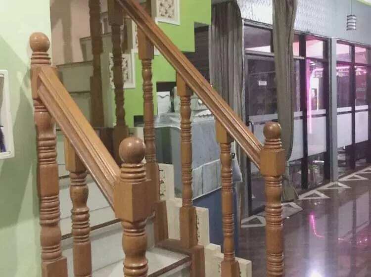 Hotelli Oyo 93055 Fathin