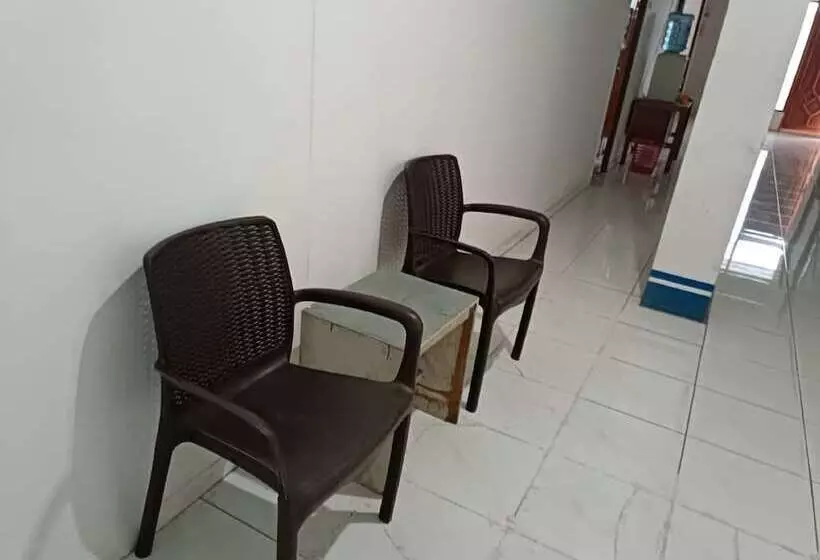 Hotelli Spot On 92458 Azeela Kost Syariah