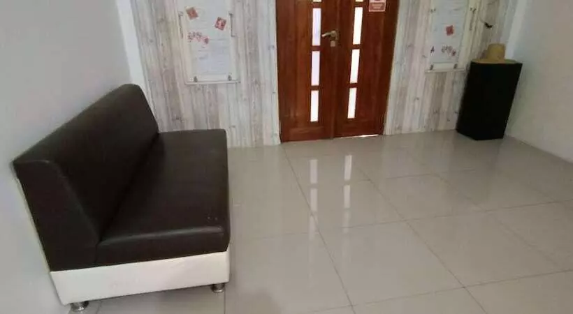 Hotelli Spot On 92458 Azeela Kost Syariah