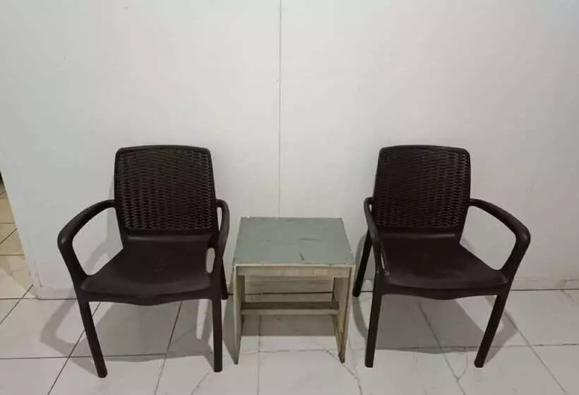 Hotelli Spot On 92458 Azeela Kost Syariah
