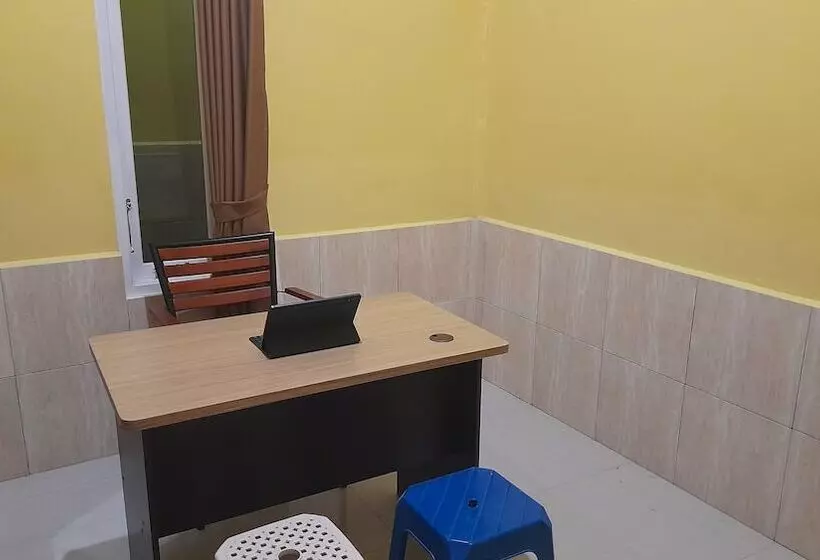 Hotelli Spot On 92458 Azeela Kost Syariah