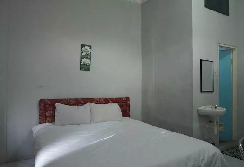 Hotelli Spot On 92458 Azeela Kost Syariah