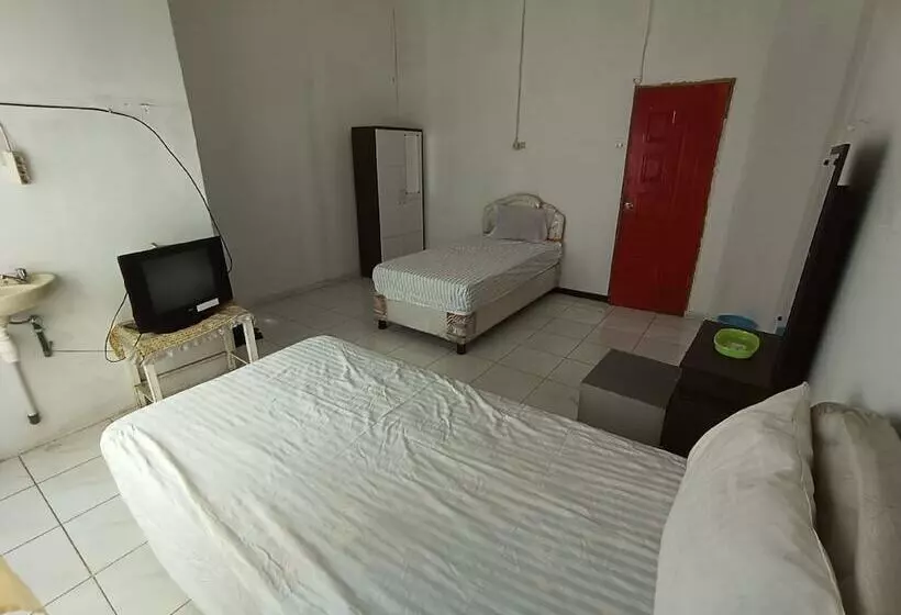 Hotelli Spot On 92458 Azeela Kost Syariah