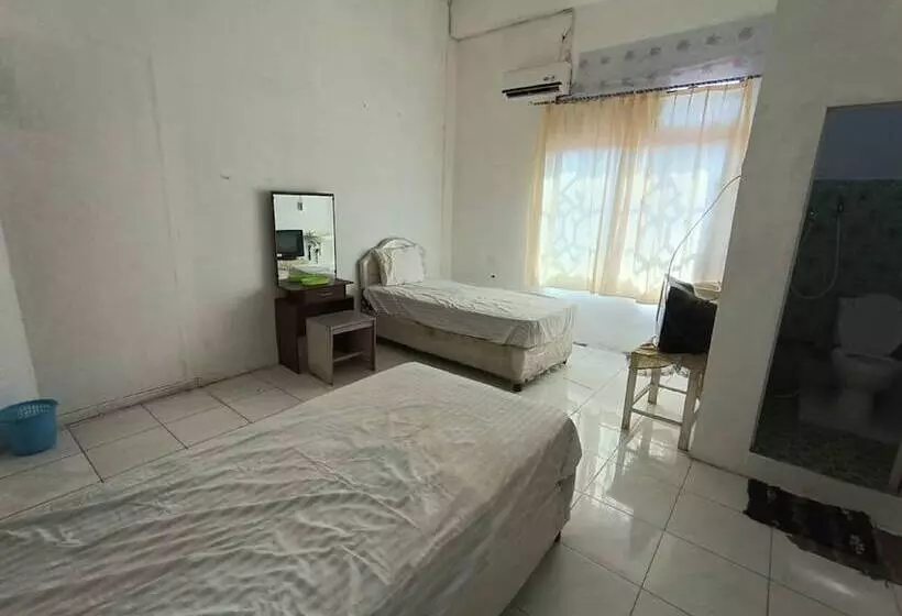 Hotelli Spot On 92458 Azeela Kost Syariah