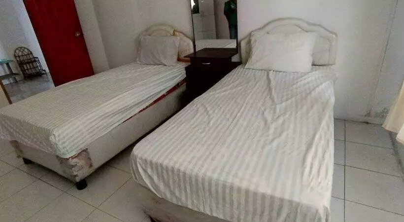 Hotelli Spot On 92458 Azeela Kost Syariah