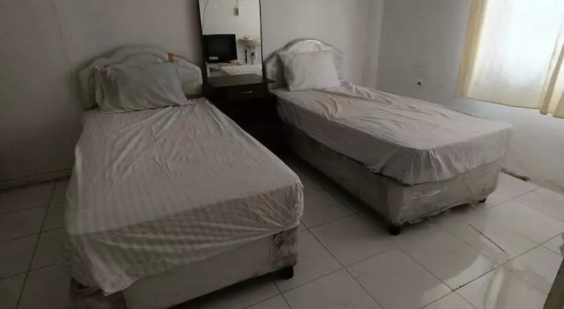 Hotelli Spot On 92458 Azeela Kost Syariah