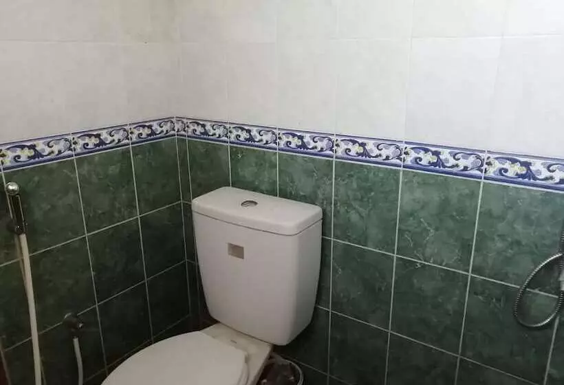 Hotelli Spot On 92458 Azeela Kost Syariah