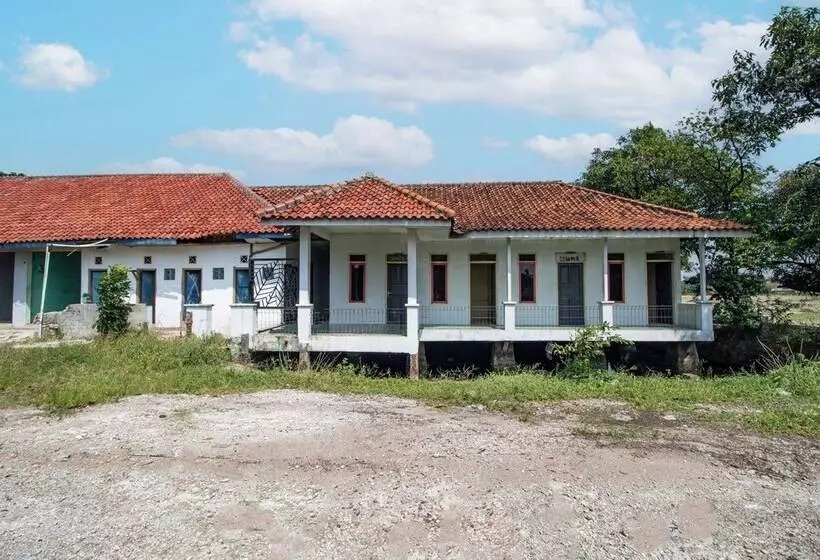 Hotelli Spot On 92832 Al Mahira Syariah