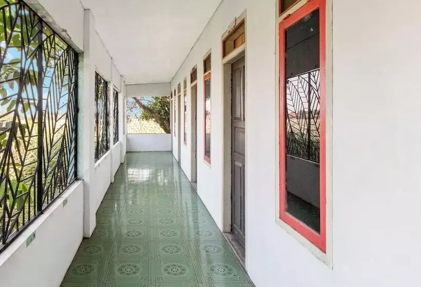 Hotelli Spot On 92832 Al Mahira Syariah