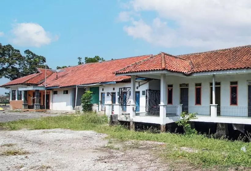 Hotelli Spot On 92832 Al Mahira Syariah