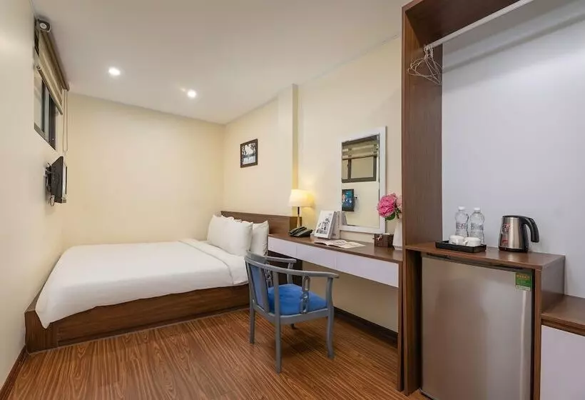 Queen Cafe Hotel & Pub