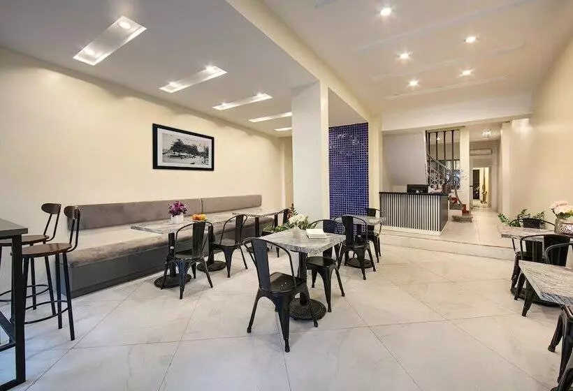 Queen Cafe Hotel & Pub