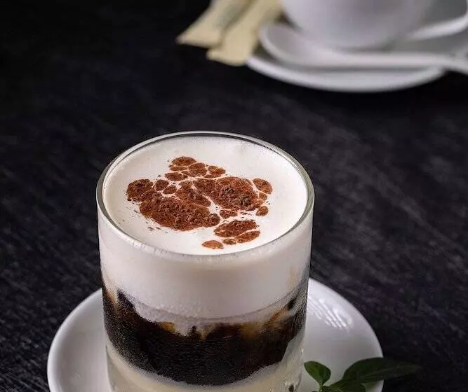 Queen Cafe Hotel & Pub