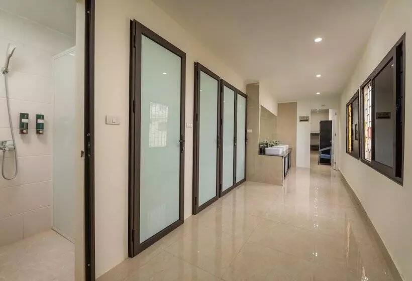 Queen Cafe Hotel & Pub