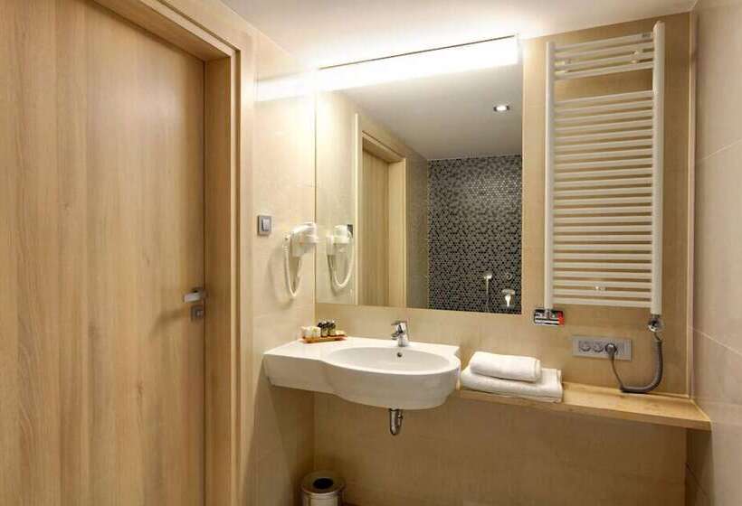 בית מלון כפרי Bristol Art & Medical Spa