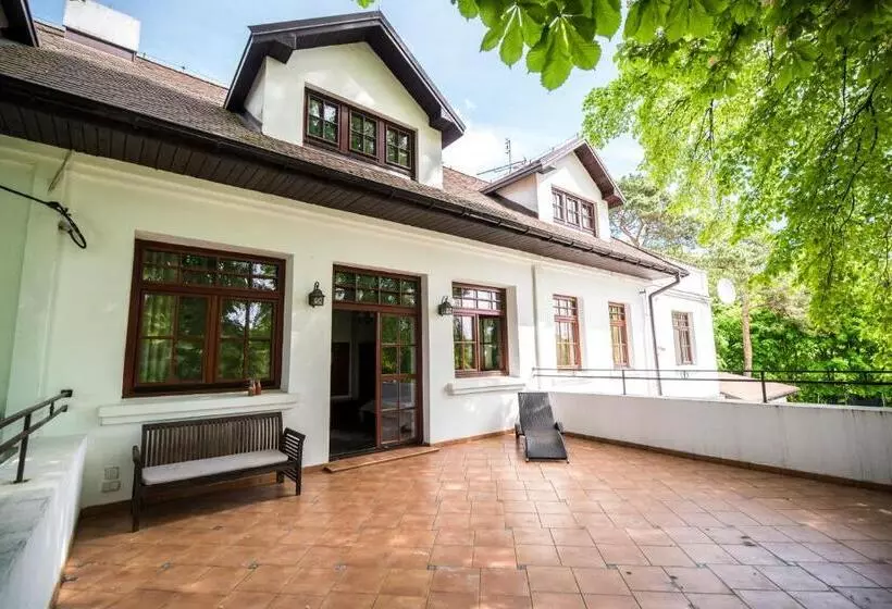 Hotelli Dworek Biały Domek