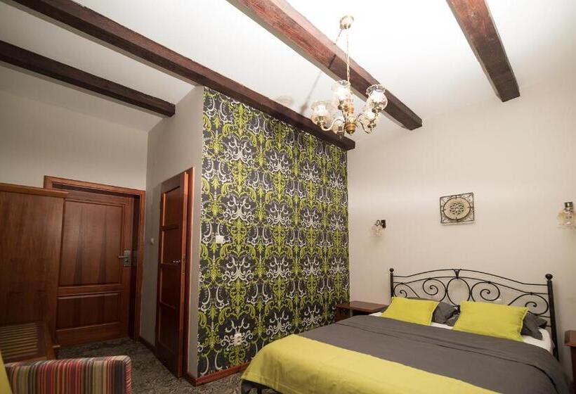 Отель Dworek Biały Domek