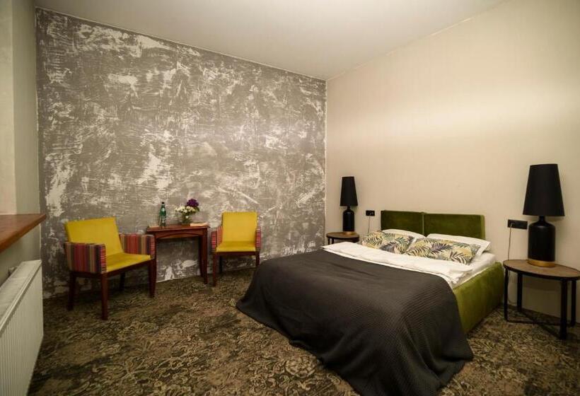 Отель Dworek Biały Domek