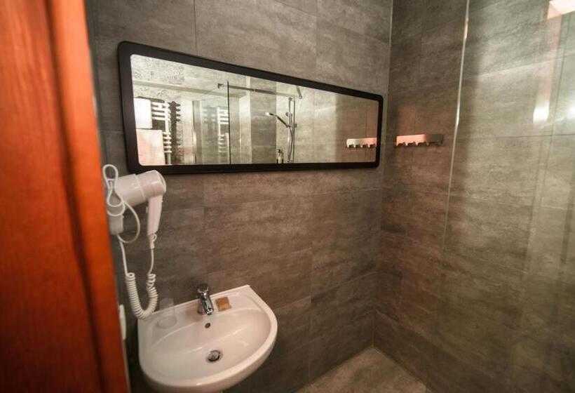 Отель Dworek Biały Domek