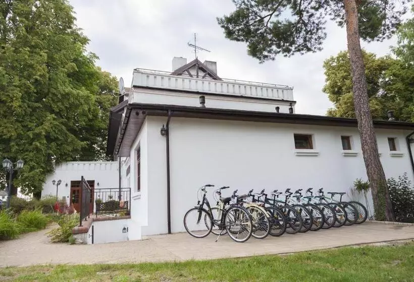 Hotelli Dworek Biały Domek