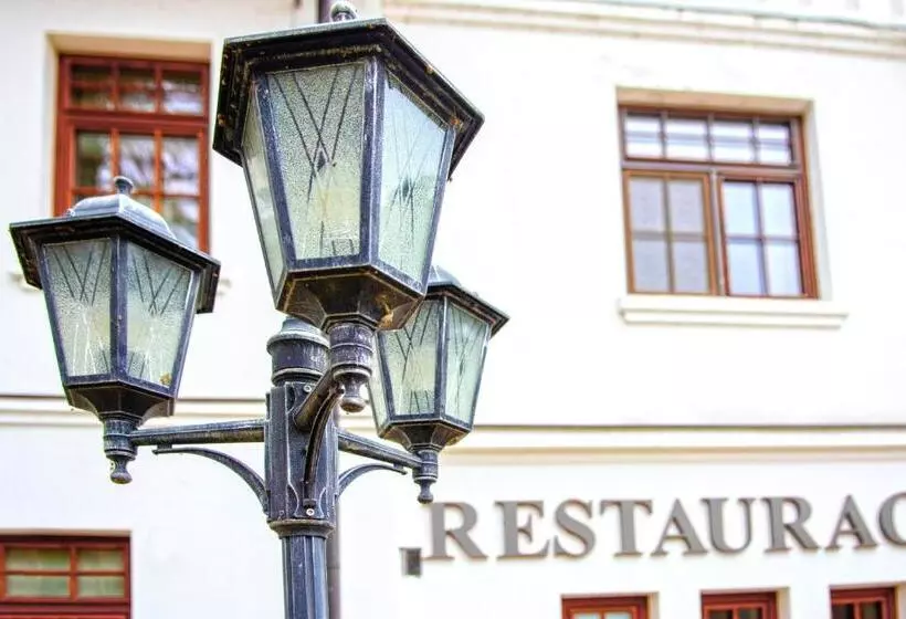 Hotelli Dworek Biały Domek