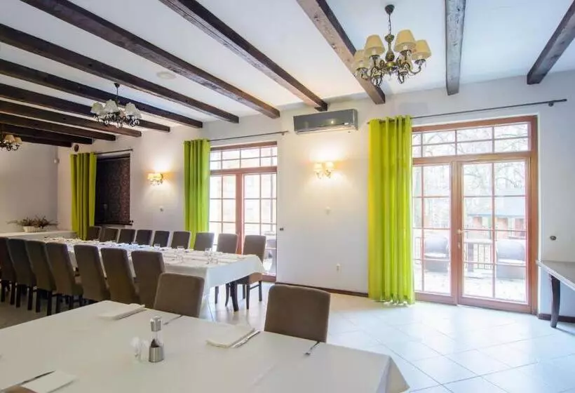 Hotelli Dworek Biały Domek