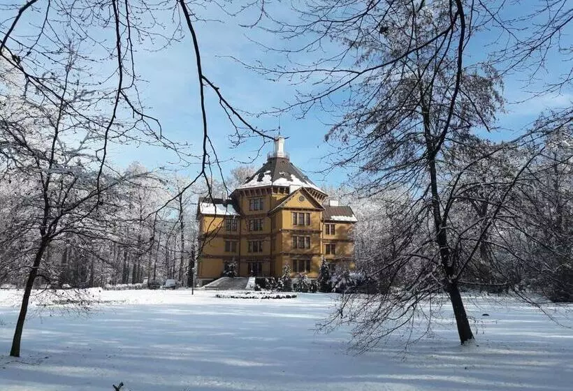 Hotelli Pałac Myśliwski W Antoninie