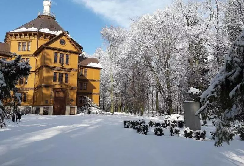 Hotelli Pałac Myśliwski W Antoninie