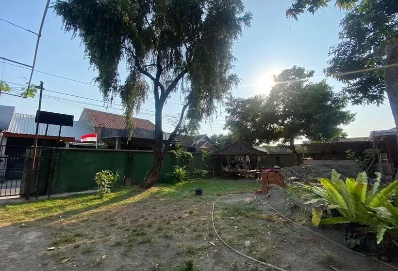 ホテル Oyo Life 93257 Kos Anugerah