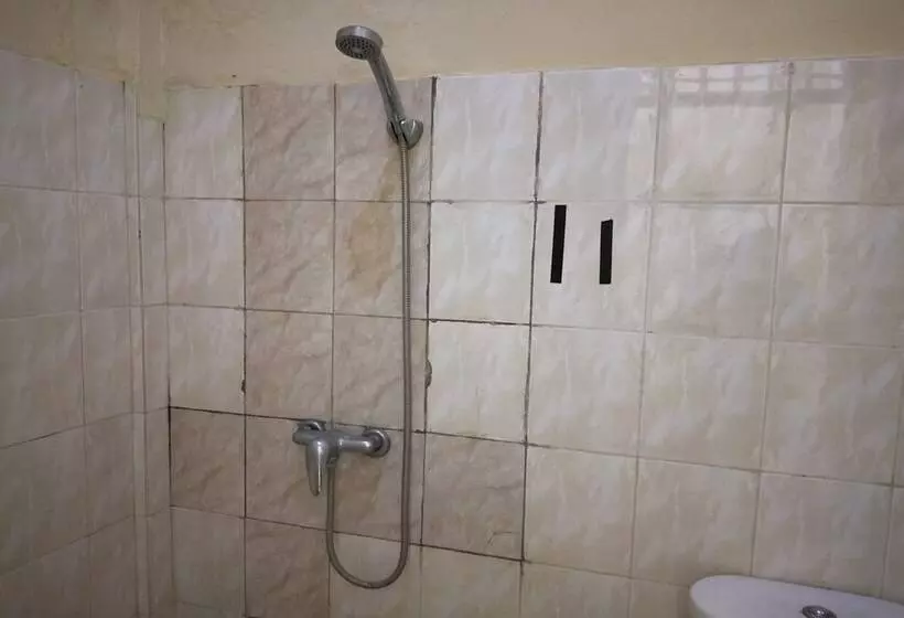 ホテル Oyo Life 93257 Kos Anugerah