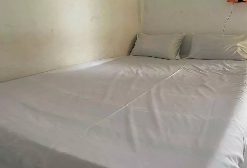 ホテル Oyo Life 93257 Kos Anugerah