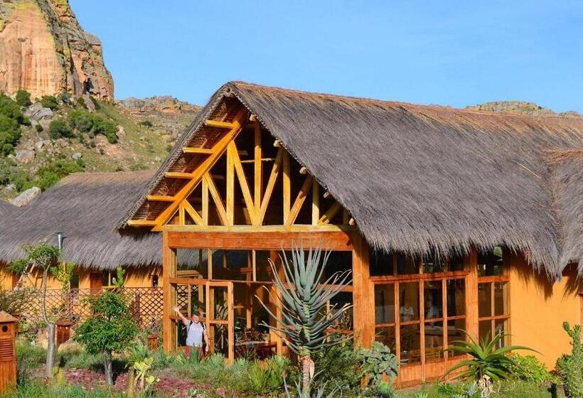 هتل Satrana Lodge