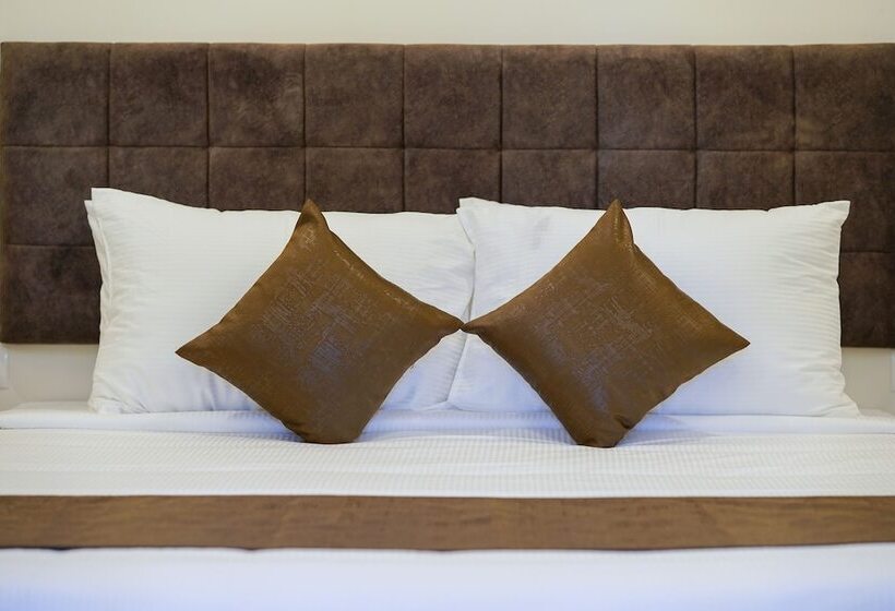 הוסטל Grand Plaza Inn