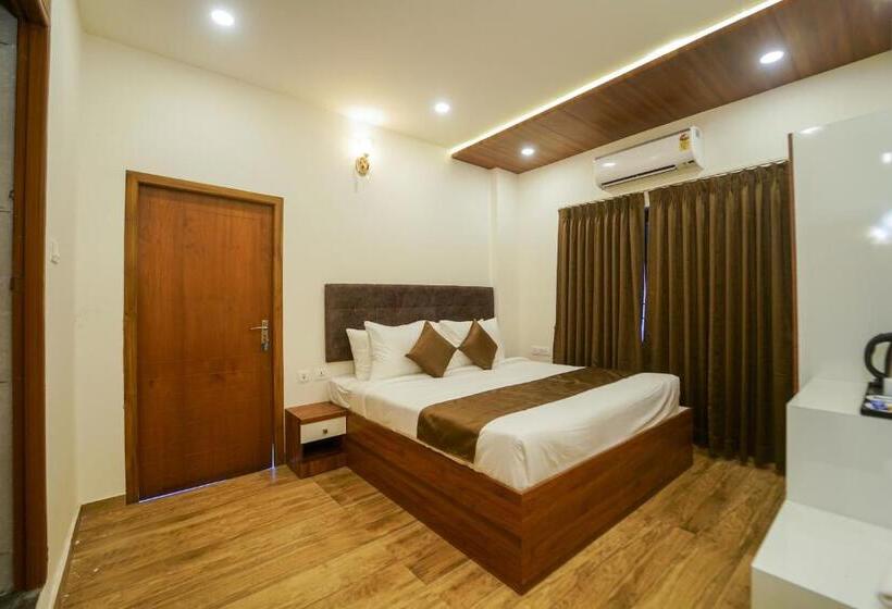 הוסטל Grand Plaza Inn