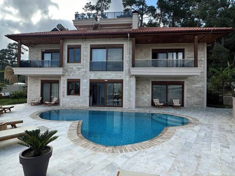 هتل Tas Ev Adrasan