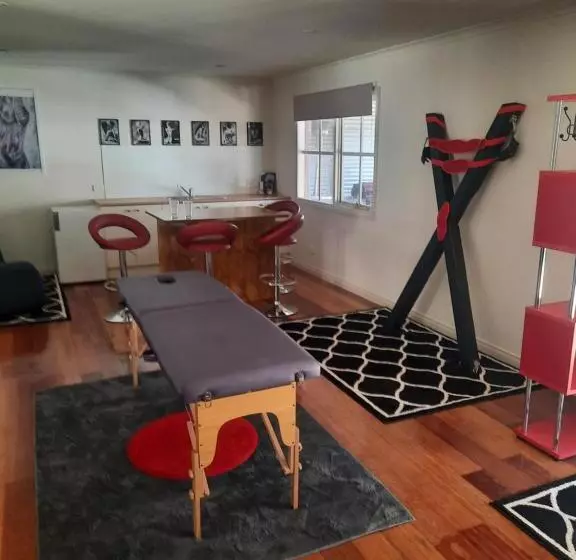 Hotelli Cock Or Two Kink House