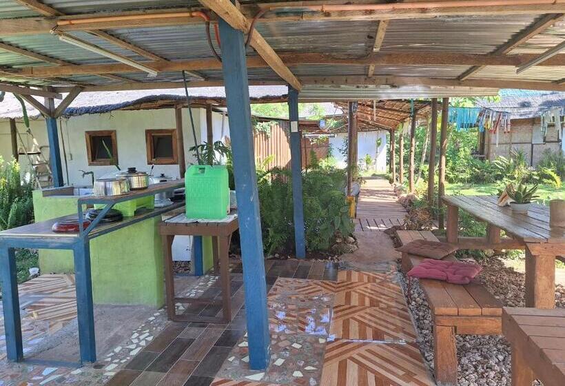 ユースホステル Genevieve Guest House