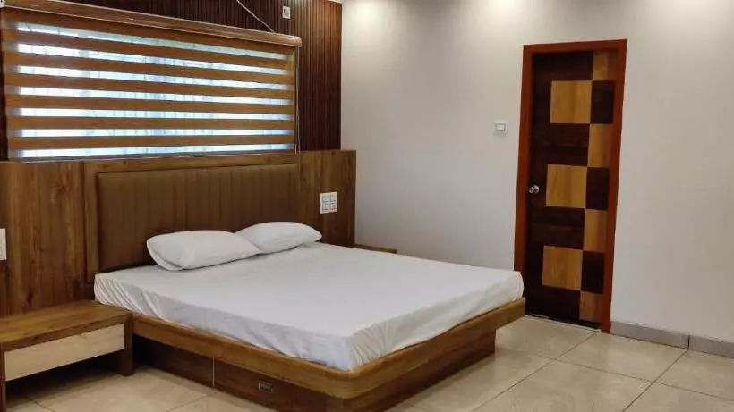 Hotel Rays Inn Boarding & Lodging