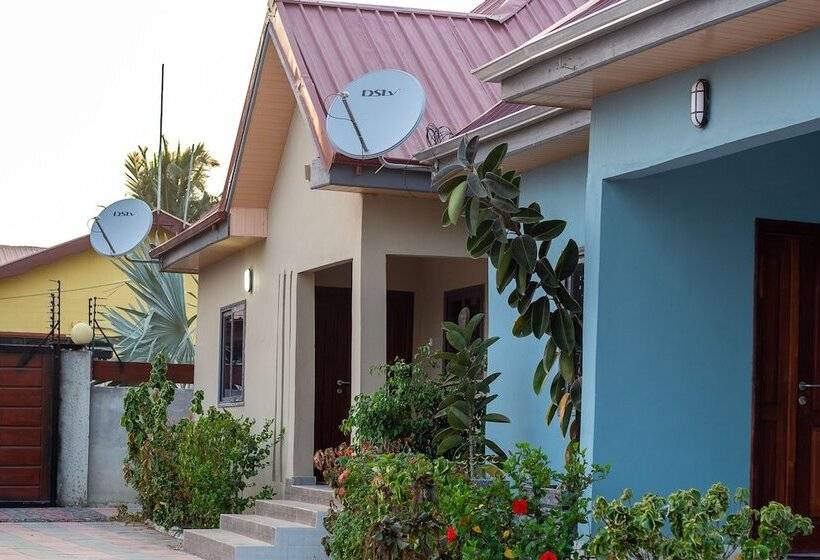 مبيت وإفطار Afua Oparebea Courts