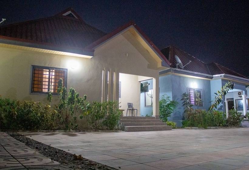 مبيت وإفطار Afua Oparebea Courts